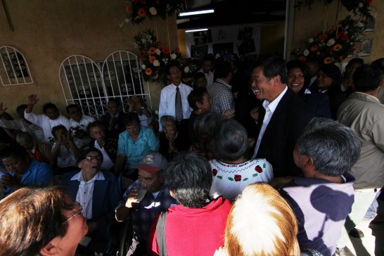 孫大使與受益年長居民合影