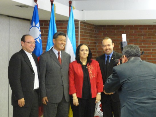 孫大使（左2）與拉法耶藍帝瓦大學校長Rolando Alvarado（左1）共同主持活動開幕典禮