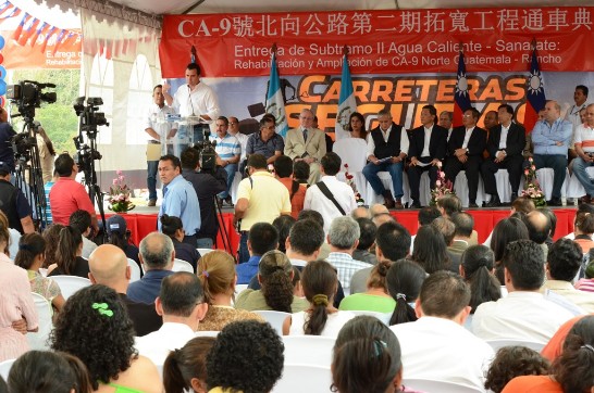 瓜國交通部長席尼巴帝在上述通車典禮致詞，瓜國總統培瑞斯（台上右五）、本館孫大使（台上右四）、海外工程公司簡總經理宗仁（右三）及宏都拉斯駐瓜大使Jorge Lagos