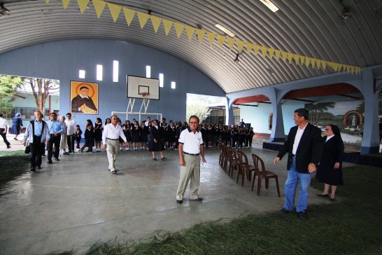 全校師生熱情歡迎孫大使及僑領們到訪