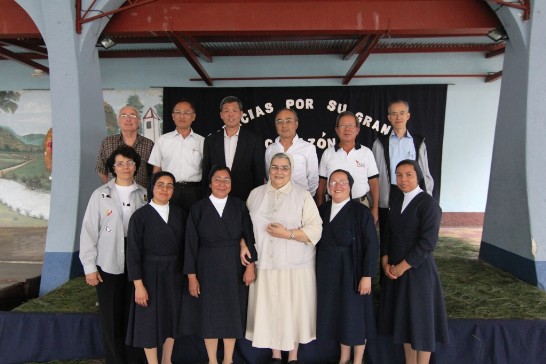 孫大使與出席僑胞與M院長、W校長等修女合影