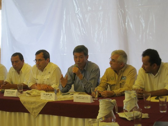 瓜國農牧部部長羅培斯（Elmer López，左2）及駐館孫大使大成（右2）等在北碇省外銷木瓜防疫研討會場致詞