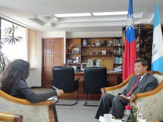 孫大成（右一）接受瓜國新聞通訊社專訪談台瓜合作