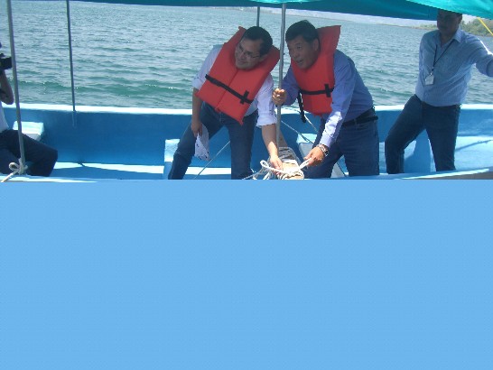 瓜國農牧部部長羅培斯（Elmer López，左）及駐館孫大使大成（右）示範如何投置人工魚礁