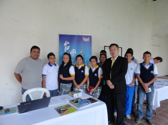 本館惠秘書卓岳參與瓜國Cobán獎學金博覽會，說明我國獎學金計劃內容