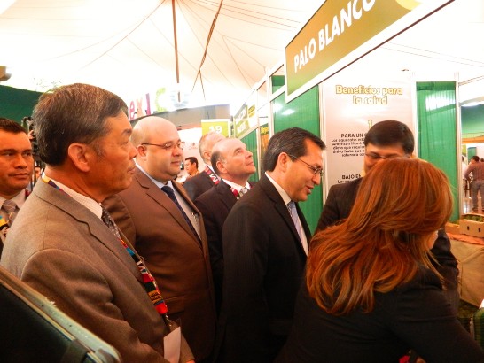 孫大使與瓜國農牧部長Elmer López參觀本館攤位