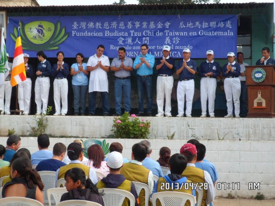 駐館孫大使（右4）、慈濟瓜國分會柯聯絡人芬卿（右1）及瓜國總統府糧食安全暨營養局局長蒙特羅梭（左7）等在瓜國瓜地馬拉省San JoséPinula市San Luis Letlan村舉行義診開幕式