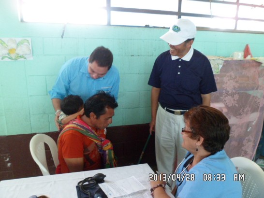 蒙局長與孫大使巡視古巴醫療團醫師看診情形 