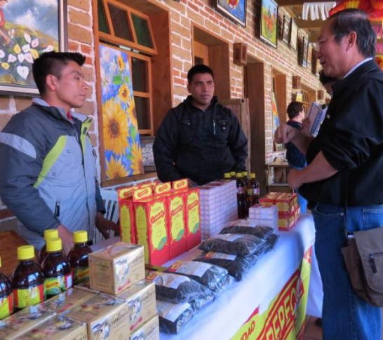 駐瓜地馬拉中美洲投資貿易服務團魏團長耀池與與參展廠商意見交流