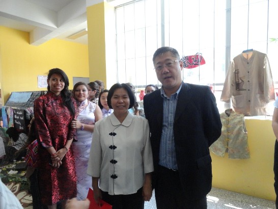 惠秘書與該校中文班中文老師張慈文（右2）及學生們合影留念