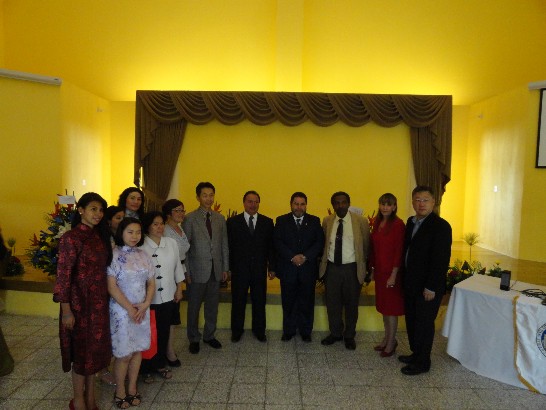 本館惠秘書卓岳（右1）、瓜國教育部次長Gutberto Leiva、（右3）、聖卡洛斯大學秘書長Carlos Alvarado（右4）及韓國大使（右6）等人合影 