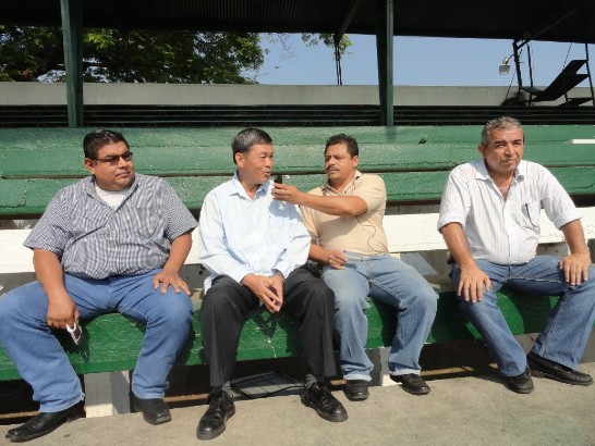 孫大使（左2）接受艾市當地電台訪問，右一及左一分別艾市市長及副市長 