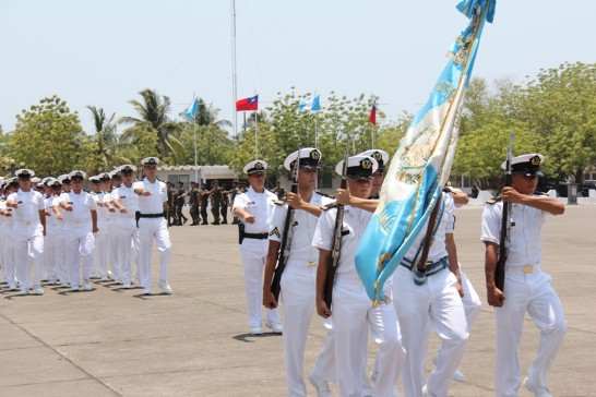 瓜國海軍官士兵以分列式歡迎 
