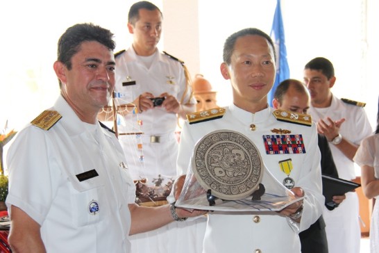瓜國海軍致贈紀念品 