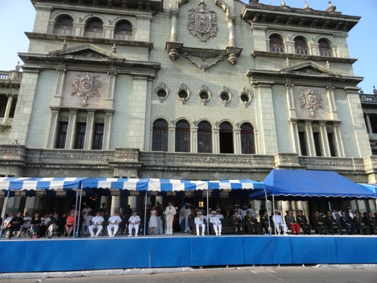 我敦睦支隊在瓜國總統府前廣場表演 