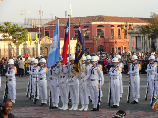 我敦睦支隊在瓜國總統府前廣場進行儀隊表演