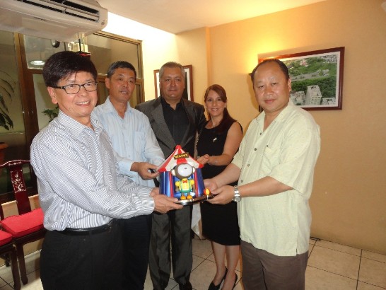 趙會長國良（左1）捐贈Robii機器人予陳會長祖建（右1）