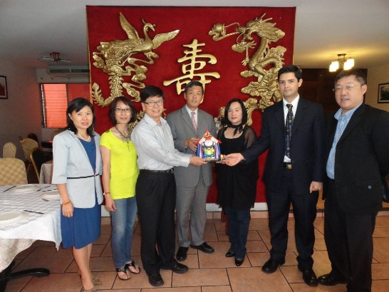 趙會長國良（左3）捐贈Robii互動華語教學機器人予旅瓜地馬拉中華文化中心，由該中心負責人黃美惠女士（右3）代表接受，我駐瓜地馬拉孫大使大成（左4）見證