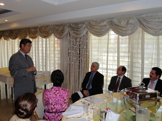 孫大使說明強調我對瓜國醫療及人道協助之成果，瓜國外交部次長Iván Espinoza（右2）偕該部相關官員及瓜總統宗教事務顧問Jorge Paiz（右1）等重要政界人士與會