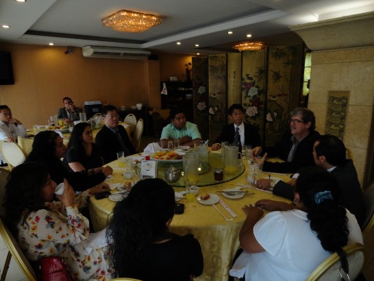 瓜國醫師Rodolfo Garcia Gallont（右側戴眼鏡者）發表感言