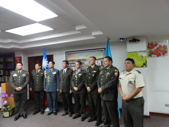 孫大使大成（左4）與瓜國作戰次長卡斯帝歐(Castillo Aguilar)上校（左5）及瓜國國防部代表於贈勳後合影留念