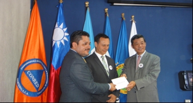 孫大使大成(右一)與中美洲區域災難預防中心(CEPREDENAC)執行秘書Iván Morales(左一)及瓜國國家防治災害協調中心(CONRED)執行長Alejandro Maldonado(左二)共同主持中美洲防範天然災害風險管理永續發展計畫公開捐贈儀式