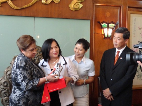 瓜地馬拉中華文化中心負責人黃吳美惠（左2）捐贈球鞋3,000雙予瓜國第一夫人（左1），我駐瓜地馬拉大使孫大成（右1）應邀與會