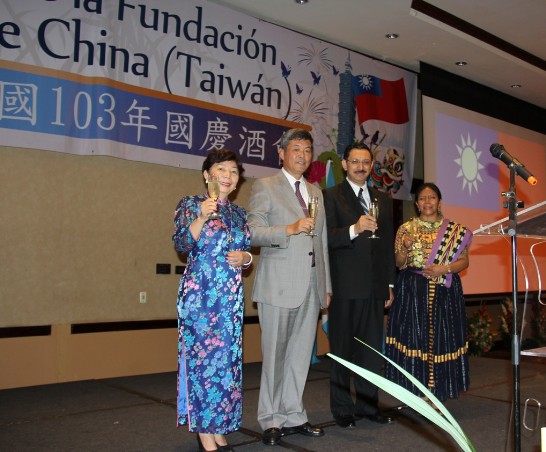 孫大使大成夫婦在瓜地馬拉主持103年國慶酒會