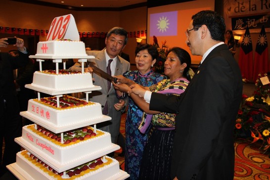 孫大使與貴賓共同切蛋糕，祝福中華民國生日快樂