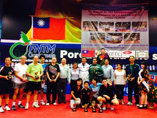 孫大使等與所有參賽選手合影