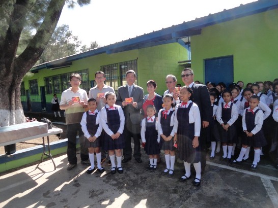 民視攝影隊參訪瓜京中華民國小學並接受全校師生歡迎