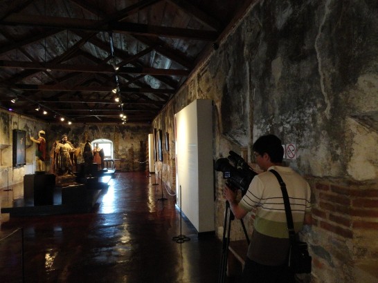 民視攝影隊拍攝我國協助瓜國安地瓜市聖方濟教堂博物館修復成果
