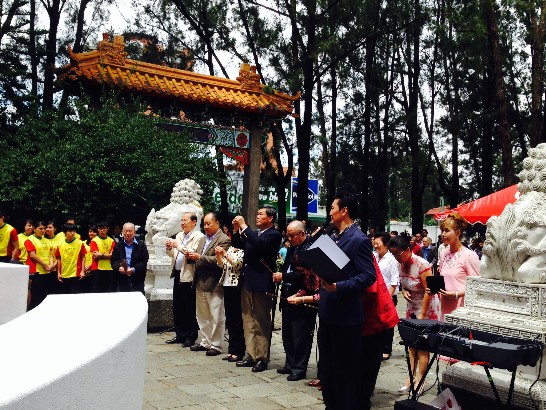 駐館孫大使夫婦偕所有與會人員向孔子像上香