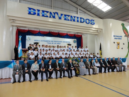 孫大使與瓜國前副總統Roberto Carpio、瓜京市長、韓國大使及我旅瓜國台商企業Lakymen公司代表等貴賓與畢業生合影留念