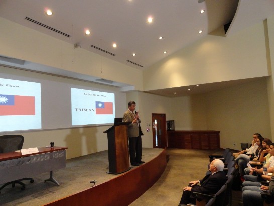 孫大使以台灣經濟發展經驗為題在瓜國馬洛京大學進行演講