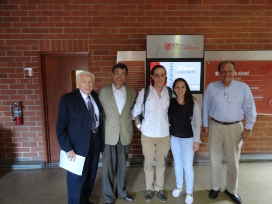 孫大使（左2）與瓜國前副總統Roberto Carpio（左1）及學生代表合影留念