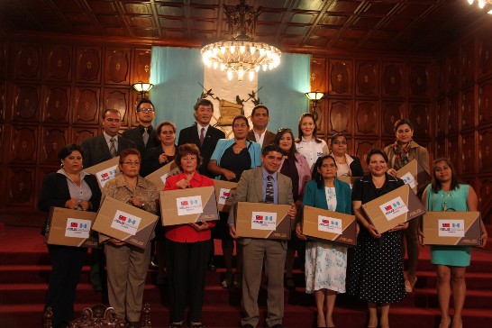 孫大使等人與全體受贈學校代表合影