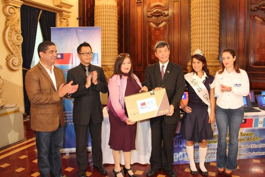 孫大使（右3）與華碩文教基金會與會代表趙凱寧  先生（左2）、瓜國副總統代表及總統府國家青年委員會主委（左1）將華碩電腦捐贈予瓜京13個學校。
