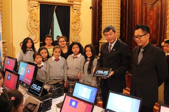 孫大使與受贈學生合影