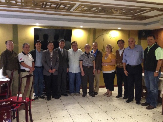 駐館孫大使大成與社福院院長巴爾戈斯（左6）夫婦、李僑務委員志仁（右3）、何僑務諮詢委員時端（右6）、華僑總會長陳祖建（右5）、世界廣東同鄉會長關廣才（左3）、臺灣商會長鄭道隆（左4）及高爾夫球協會隊長李慶義（左2）等合影