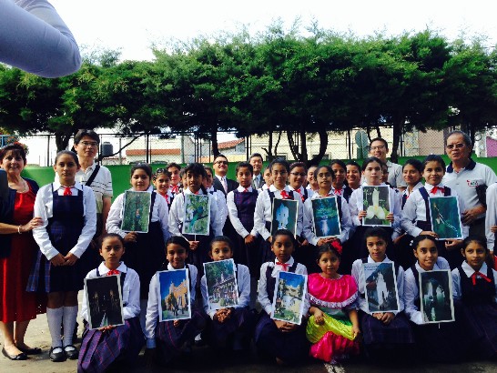 中華民國小學與該校校長卡蘭沙偕學生與孫大使、民視訪問團及旅瓜華人高爾夫球協會會長李慶義合影留念