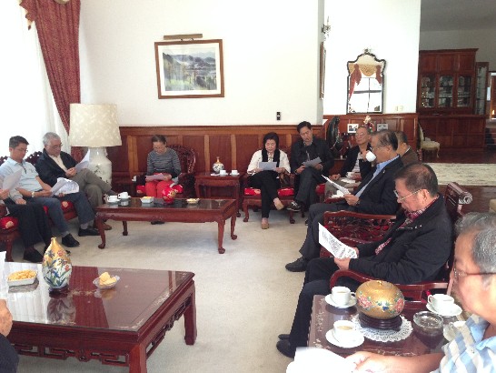 應邀與會僑領仔細聽取孫大使說明並閱讀103年僑務委員會議召開書面資料