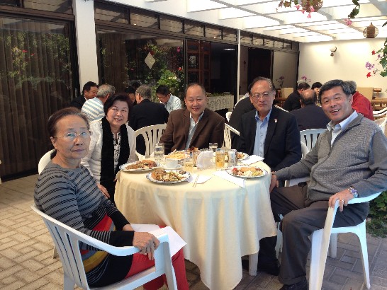 孫大使、李僑務委員志仁、華僑總會陳會長祖建、吳僑務促進委員蕙蘭及柯僑務促進委員芬卿（依序自右到左）於該餐會合影留念