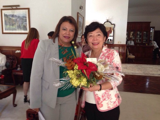 孫夫人接受瓜國國防部長夫人妮蒂亞贈花及謝函。