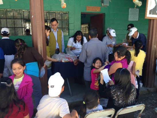 S市市長索拉雷斯（左1）與慈濟柯負責人芬卿（左2）共同舉行簡單開幕式