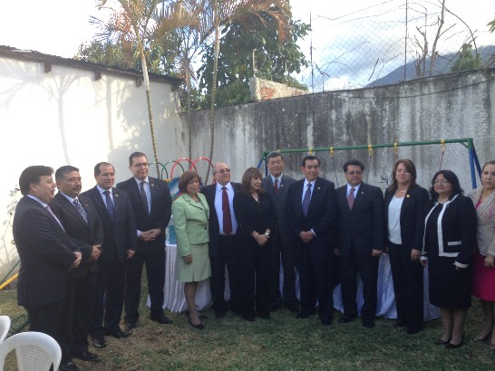 孫大使與瓜國最高法院院長暨全體大法官合影