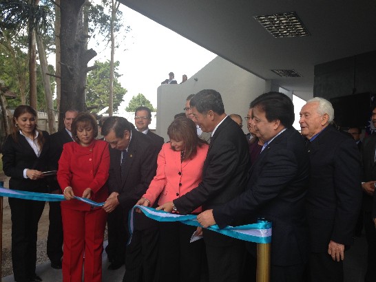 孫大使與瓜國最高法院院長巴基阿斯(左3)、民事法庭庭長Vladimir Aguilar(右2)、前副總統Roberto Carpio(右1)等共同剪綵。