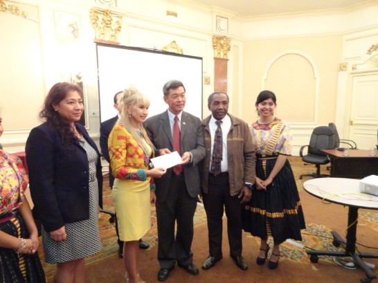 孫大使與本案執行拍攝單位－瓜國熱帶森林基金會代表Vida Amor de Paz女士（左2），瓜國文化部次長Rosa María Chan Gúzman（左1）及教育部次長Guberto Nicólas Leiva Alvárez（右2）合影。