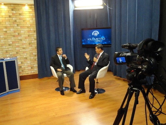 孫大使（右）接受專訪情形