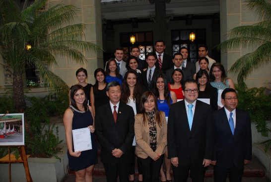 瓜國所有受獎生與貴賓們合影留念。